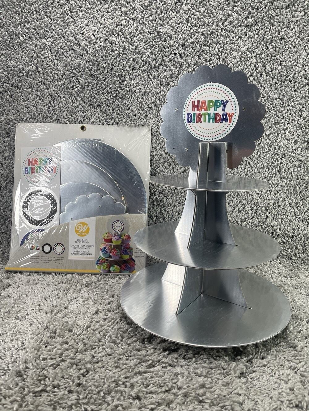Wilton Light Up Tree Stand Hold 24 Cupcakes Includes 3 Treat Topper Stickers